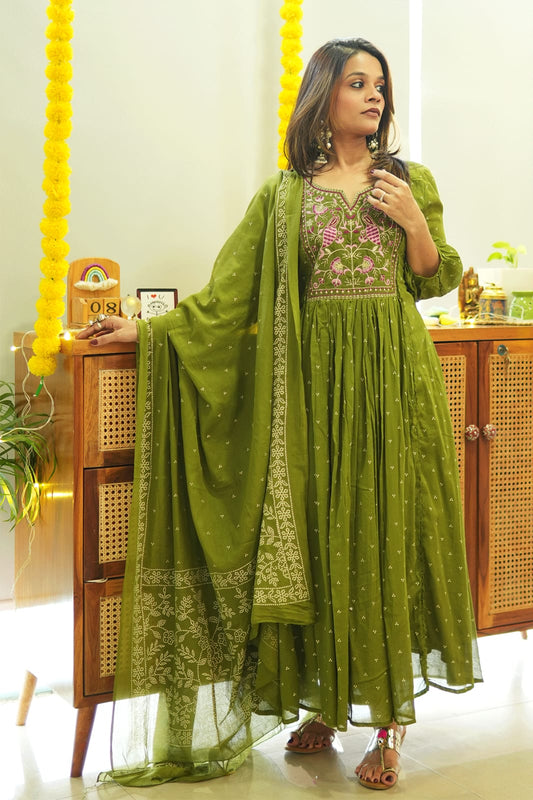 Women'S Green Embroidered Printed Rayyon Kurta & Pant With Malmal Dupatta Set
