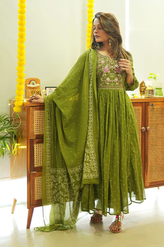 Women'S Green Embroidered Printed Rayyon Kurta & Pant With Malmal Dupatta Set